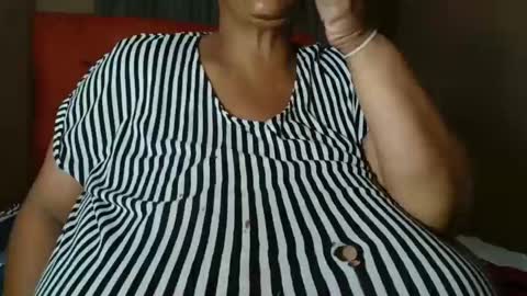 Snapshot of tinagiant chatting on April 2026 05:34:01 PM tinagiant online show from April 2026 05:34:01 PM