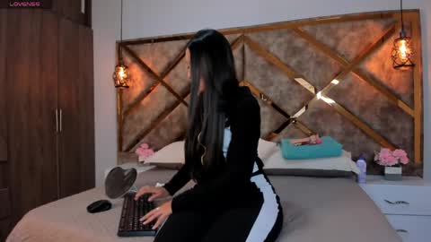 Snapshot of tink_fox chatting on May 2026 04:18:01 AM Tink online show from May 2026 04:18:01 AM