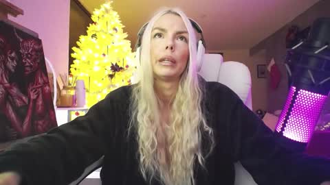 stage Kylie Sinner  brand CLITBAIT online show from December 2025 09:14:02 AM