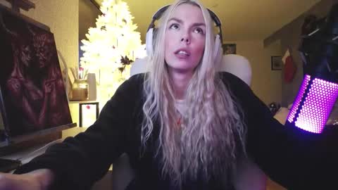 stage Kylie Sinner  brand CLITBAIT online show from December 2025 09:20:01 PM