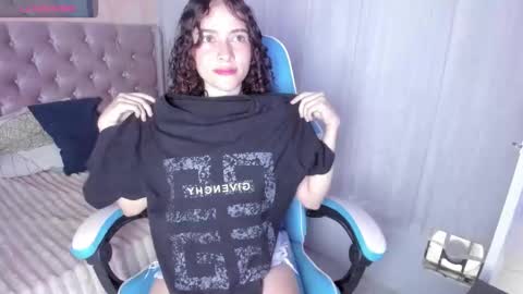 tinysophi online show from November 2025 02:06:01 AM