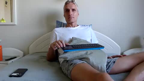 Daniel Bisexual uncut 20cm online show from September 2025 06:30:02 AM