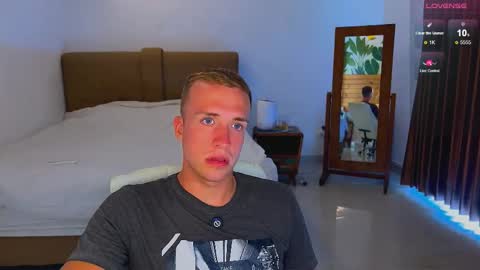 Snapshot of tommy_cumfinger chatting on September 2025 03:43:02 AM Tommy online show from September 2025 03:43:02 AM