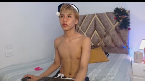 Snapshot of tommyfoxboy chatting on December 2024 05:23:02 PM Tommy Foxboy online show from December 2024 05:23:02 PM