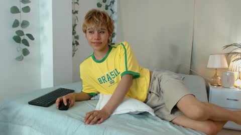 Snapshot of tommyfoxboy chatting on January 2025 04:17:01 PM Tommy Foxboy online show from January 2025 04:17:01 PM
