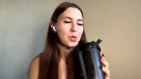 Snapshot of tracievanier chatting on June 2026 02:19:01 PM Thea online show from June 2026 02:19:01 PM