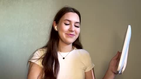 Snapshot of tracievanier chatting on July 2026 01:17:02 PM Thea online show from July 2026 01:17:02 PM
