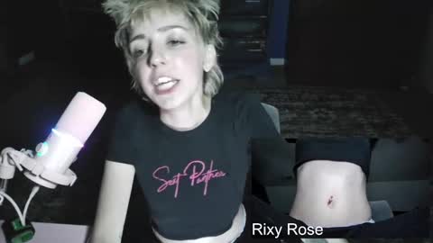 Snapshot of trixyrose chatting on October 2025 03:17:01 AM RixyRose online show from October 2025 03:17:01 AM