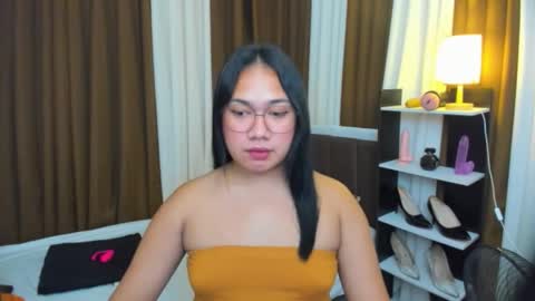Karen Oquio online show from October 2025 05:39:02 AM