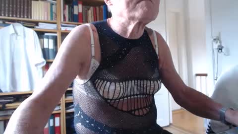 Snapshot of tubaist chatting on December 2024 10:35:02 AM FINN but call me NANNA online show from December 2024 10:35:02 AM