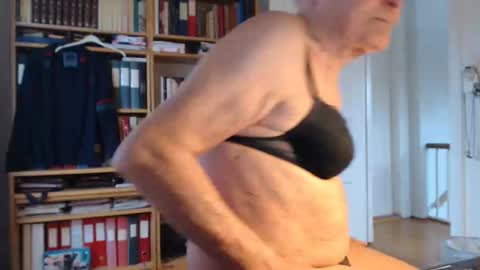 Snapshot of tubaist chatting on February 2025 09:21:01 AM FINN but call me NANNA online show from February 2025 09:21:01 AM