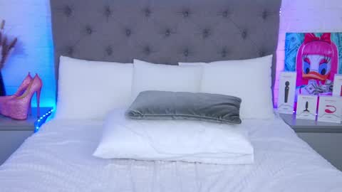 Snapshot of tweety_pie_ chatting on February 2025 04:58:02 AM Hallie online show from February 2025 04:58:02 AM