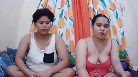Snapshot of twowetcuties chatting on February 2025 08:38:01 AM Lyn and lea online show from February 2025 08:38:01 AM