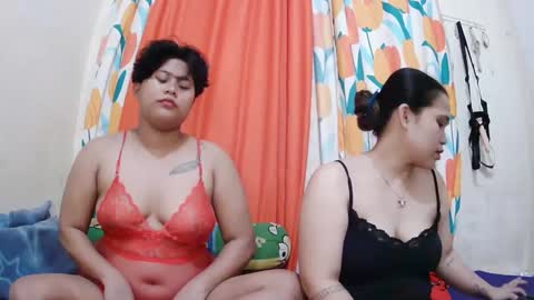 Snapshot of twowetcuties chatting on February 2025 09:21:02 AM Lyn and lea online show from February 2025 09:21:02 AM