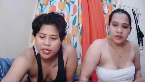 Snapshot of twowetcuties chatting on February 2025 07:42:02 AM Lyn and lea online show from February 2025 07:42:02 AM