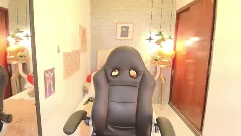 Snapshot of tylla_ chatting on February 2025 03:15:02 AM online show from February 2025 03:15:02 AM
