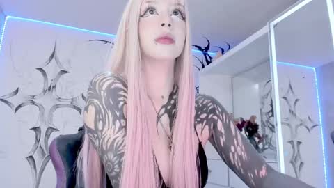 Snapshot of unachimbaherida chatting on February 2025 03:28:01 AM Elle Danielle  online show from February 2025 03:28:01 AM