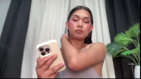 Snapshot of underrated_trans chatting on May 2026 09:59:01 AM Lily online show from May 2026 09:59:01 AM