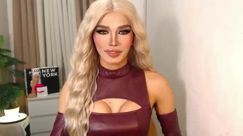 Miss Andrea online show from November 2025 07:35:01 PM