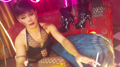 Snapshot of ur_dominatrix chatting on February 2026 08:02:01 AM MISS ANNA online show from February 2026 08:02:01 AM