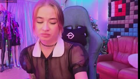 Snapshot of uvrays999 chatting on December 2024 08:10:02 PM Leila online show from December 2024 08:10:02 PM