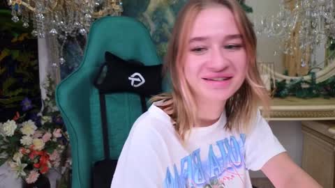 Snapshot of uvrays999 chatting on January 2025 04:18:02 AM Leila online show from January 2025 04:18:02 AM