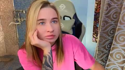 Snapshot of uvrays999 chatting on October 2025 09:34:01 PM Leila online show from October 2025 09:34:01 PM