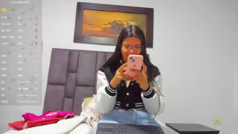 Snapshot of vahiolet_smith chatting on June 2026 12:11:02 PM Vahiolet smith online show from June 2026 12:11:02 PM