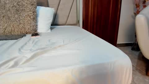 VaiaLowell online show from February 2026 06:15:01 PM