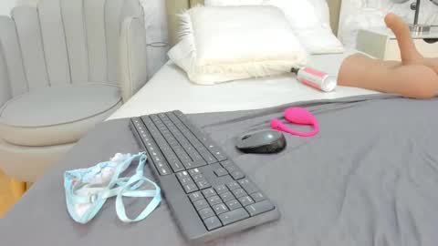 Snapshot of vaiolet__ chatting on December 2024 11:18:02 PM Vaiolet online show from December 2024 11:18:02 PM