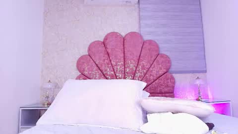 Snapshot of vaiolet_colls chatting on February 2026 12:01:02 PM Vaiolet colls online show from February 2026 12:01:02 PM