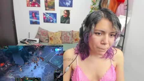 Snapshot of vaioletuwu chatting on May 2026 02:42:01 AM Vaiolet1314 online show from May 2026 02:42:01 AM