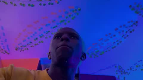 Snapshot of valent1nn chatting on December 2024 09:01:02 AM Valentin independent Cam Boy online show from December 2024 09:01:02 AM