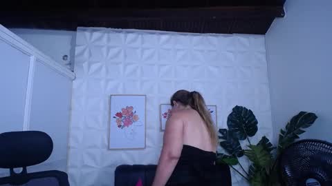 Valentina  online show from September 2025 12:01:01 AM