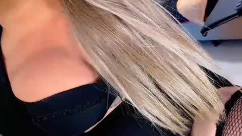 Snapshot of valentinaxqueen chatting on March 2025 05:42:01 AM    online show from March 2025 05:42:01 AM