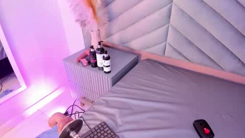 Mia  online show from November 2025 07:43:01 PM