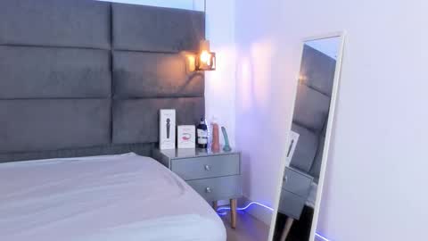 valentino moon online show from October 2025 02:43:02 AM