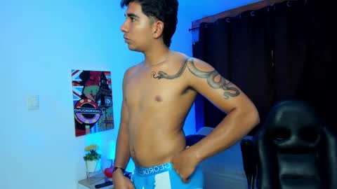 VALENTINO MOURA online show from February 2025 03:16:01 PM