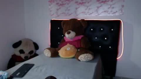 Snapshot of valeriie_pretty chatting on April 2026 11:48:01 PM Vale online show from April 2026 11:48:01 PM