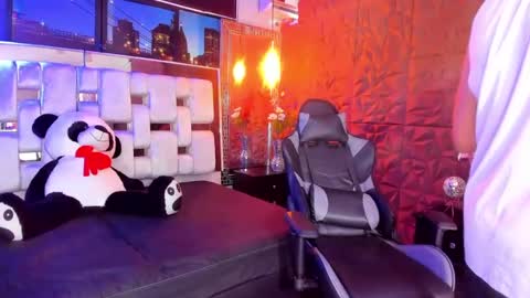 Snapshot of valery_and_dani chatting on January 2025 11:45:02 PM valery_and_dani online show from January 2025 11:45:02 PM