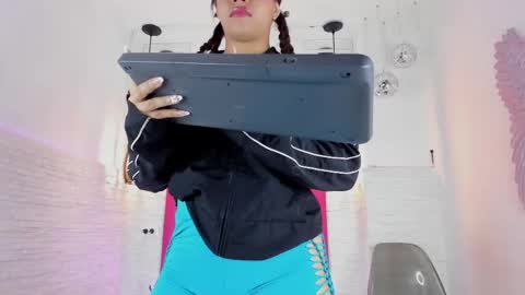 Snapshot of valloletsamar chatting on February 2025 11:14:02 AM Vallolet Peach online show from February 2025 11:14:02 AM