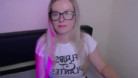 Mia online show from September 2025 06:59:02 AM