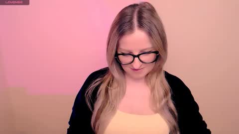 Mia online show from March 2026 06:24:02 PM