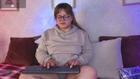 Vee Simons online show from November 2025 10:10:02 PM