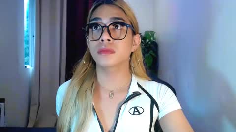 Snapshot of velvet_delux69 chatting on October 2025 10:30:01 PM velvet_delux69 online show from October 2025 10:30:01 PM