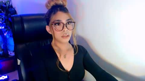 velvet_delux69 online show from November 2025 03:56:01 PM