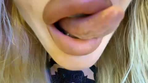 Snapshot of velvet_kissx chatting on May 2026 11:02:02 PM Uma online show from May 2026 11:02:02 PM