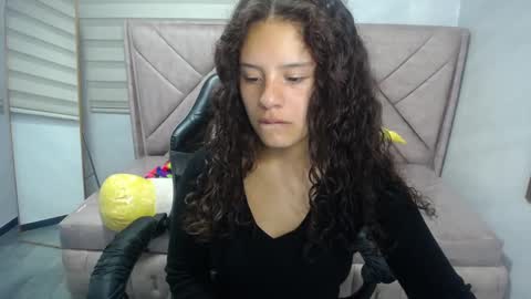 velvet_moon_v online show from September 2025 01:11:02 PM