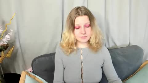 velvet_peach_ online show from November 2025 11:11:01 AM