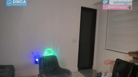 Snapshot of velvettgirl chatting on May 2026 04:07:01 AM VelvetTGirl online show from May 2026 04:07:01 AM